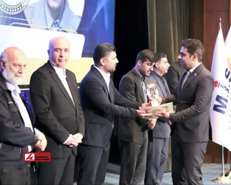 اعطای «تندیس زرین رضایتمندی مشتریان» به شرکت توسعه آهن و فولاد گل‌گهر